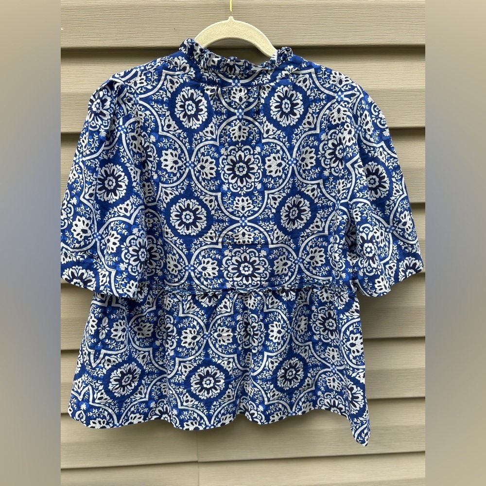 Tuckernuck size L blue cotton puff sleeve floral structured coastal blouse - Picture 5 of 7